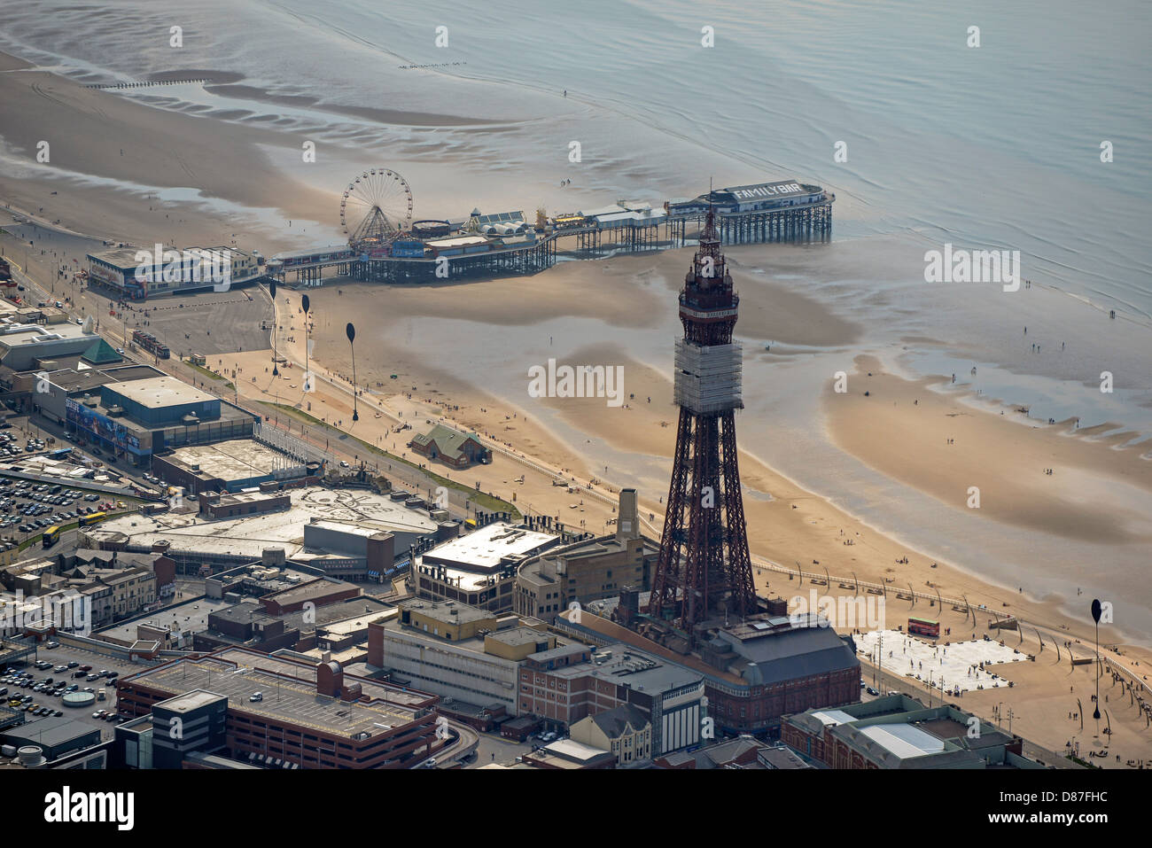 Luftbild der Blackpool Tower und Central Pier Stockfoto