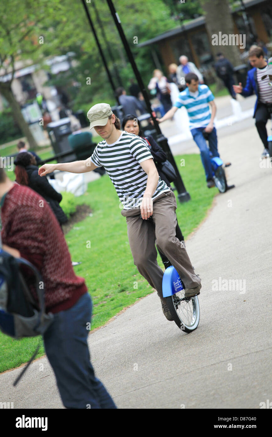 London, UK. 21. Mai 2013. Eine Veranstalter ermutigt Passanten zu beteiligen mit dem kostenlosen Jackpotjoy Einrad-Schema in London, Russel Square, 21. Mai 2013 statt. Bildnachweis: Graeme George / Alamy Live News Stockfoto