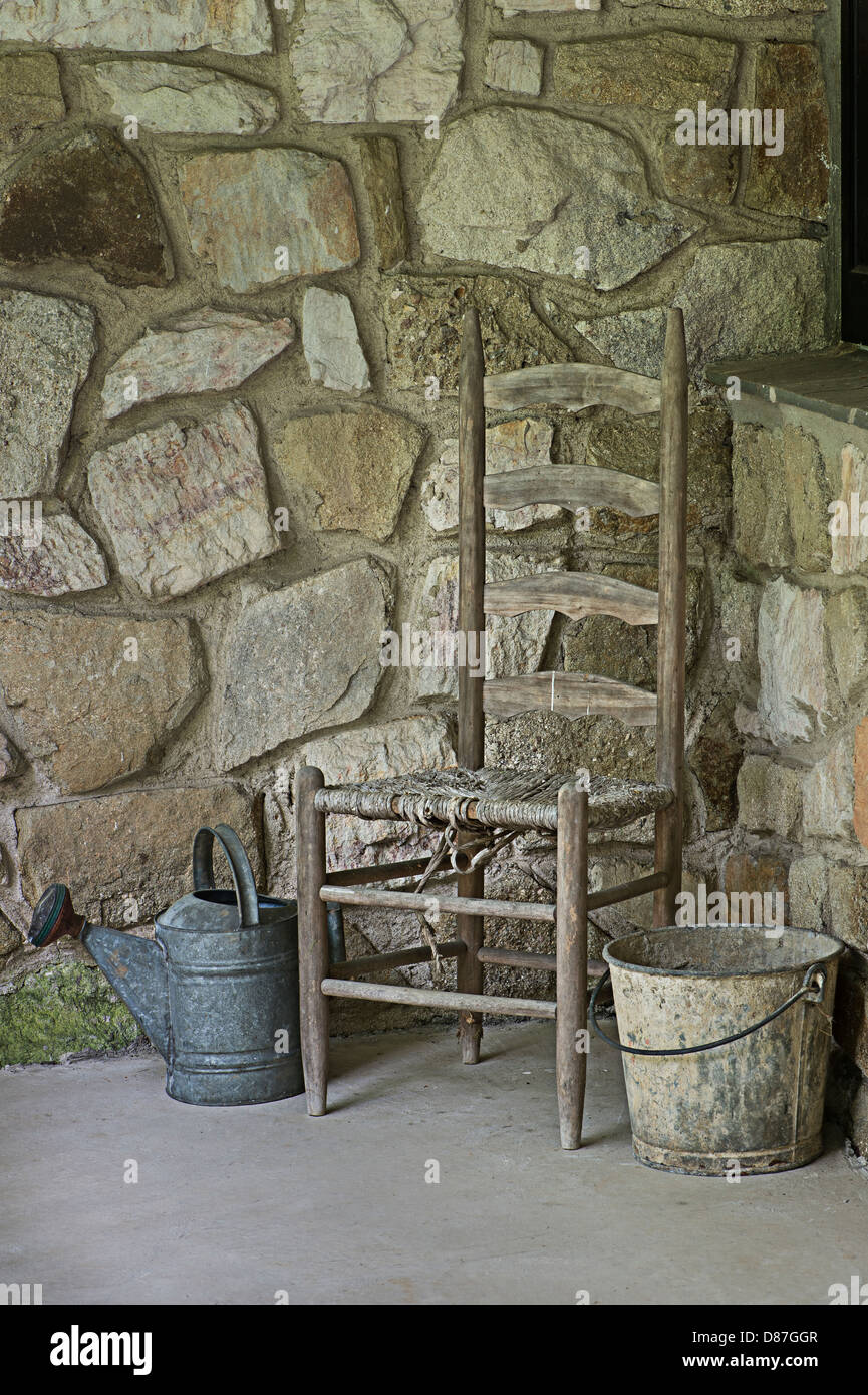 Alten Stuhl, Steinmauer, Blecheimer & Gießkanne Stockfoto Alten Stuhl, Steinmauer, Blecheimer & Gießkanne Stockfoto