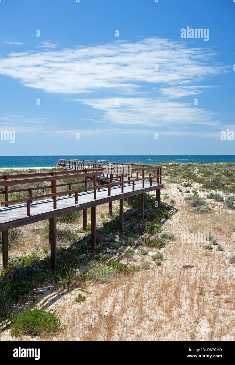 Einen langen hölzernen Weg führt zum Strand auf Deserta Island, in der Nähe von Faro, Portugal. Stockfoto