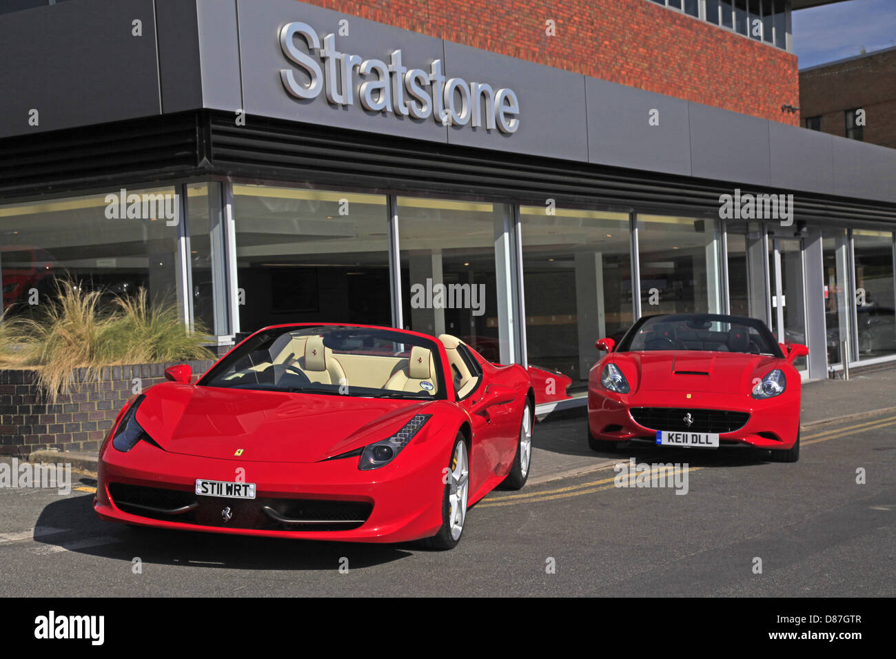 ROTER FERRARI 458 SPIDER & CALIFORNIA CARS WILMSLOW MANCHESTER ENGLAND 5. April 2013 Stockfoto