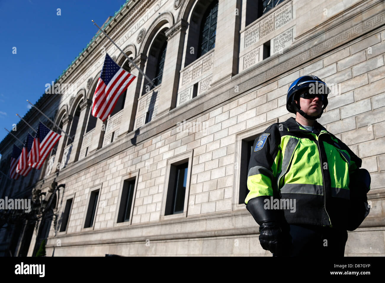 Polizist vor Boston Public Library, Boston, Massachusetts Stockfoto