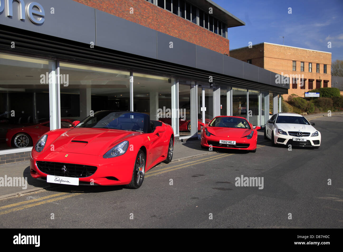 ROTER FERRARI CALIFORNIA 458 ITALIA & weißen MERCEDES C63 AMG schwarze Autos WILMSLOW MANCHESTER ENGLAND 5. April 2013 Stockfoto