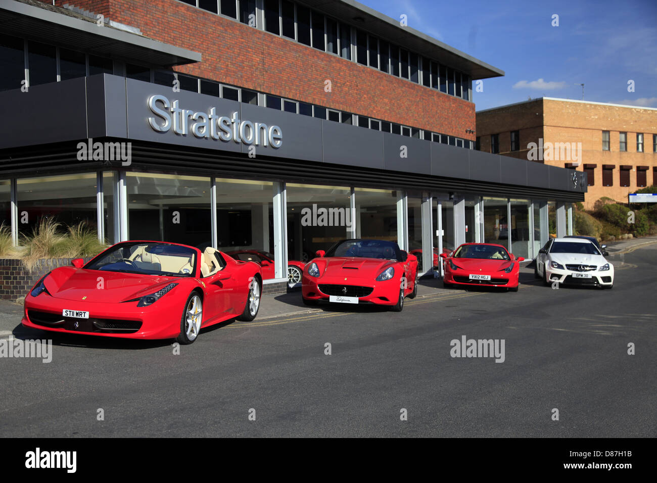 ROTER FERRARI SPIDER 458 ITALIA CALIFORNIA & weißen MERCEDES C63 AMG schwarze Autos WILMSLOW MANCHESTER ENGLAND 5. April 2013 Stockfoto
