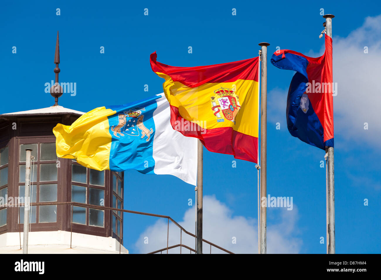 Spanisch Rojigualda, Nationalflagge und Ensign fliegen auf Lanzarote Hafen Gebäude. Kanarischen Inseln. Stockfoto