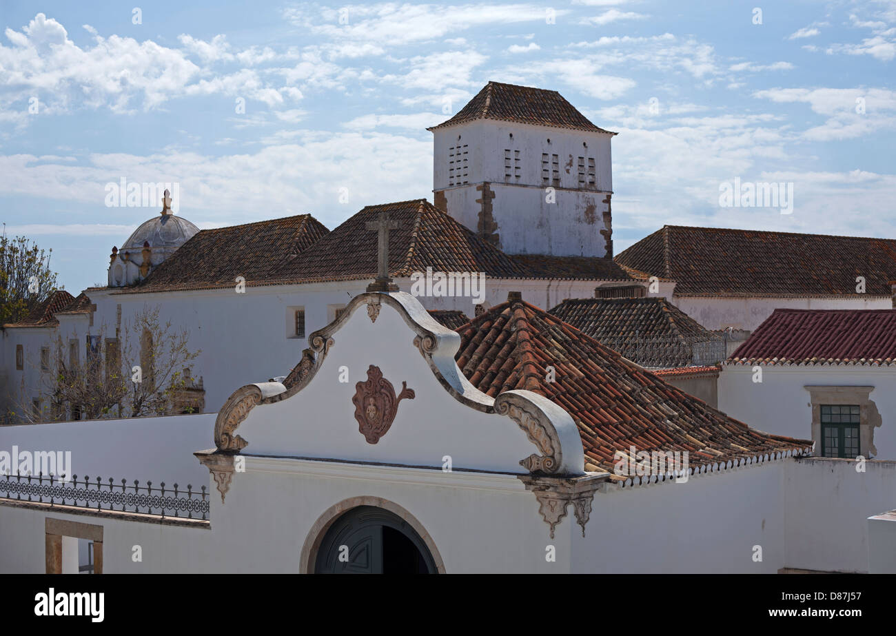 Dach-Draufsicht von Faros Altstadt mit der Kapelle in den Vordergrund, Portugal Stockfoto