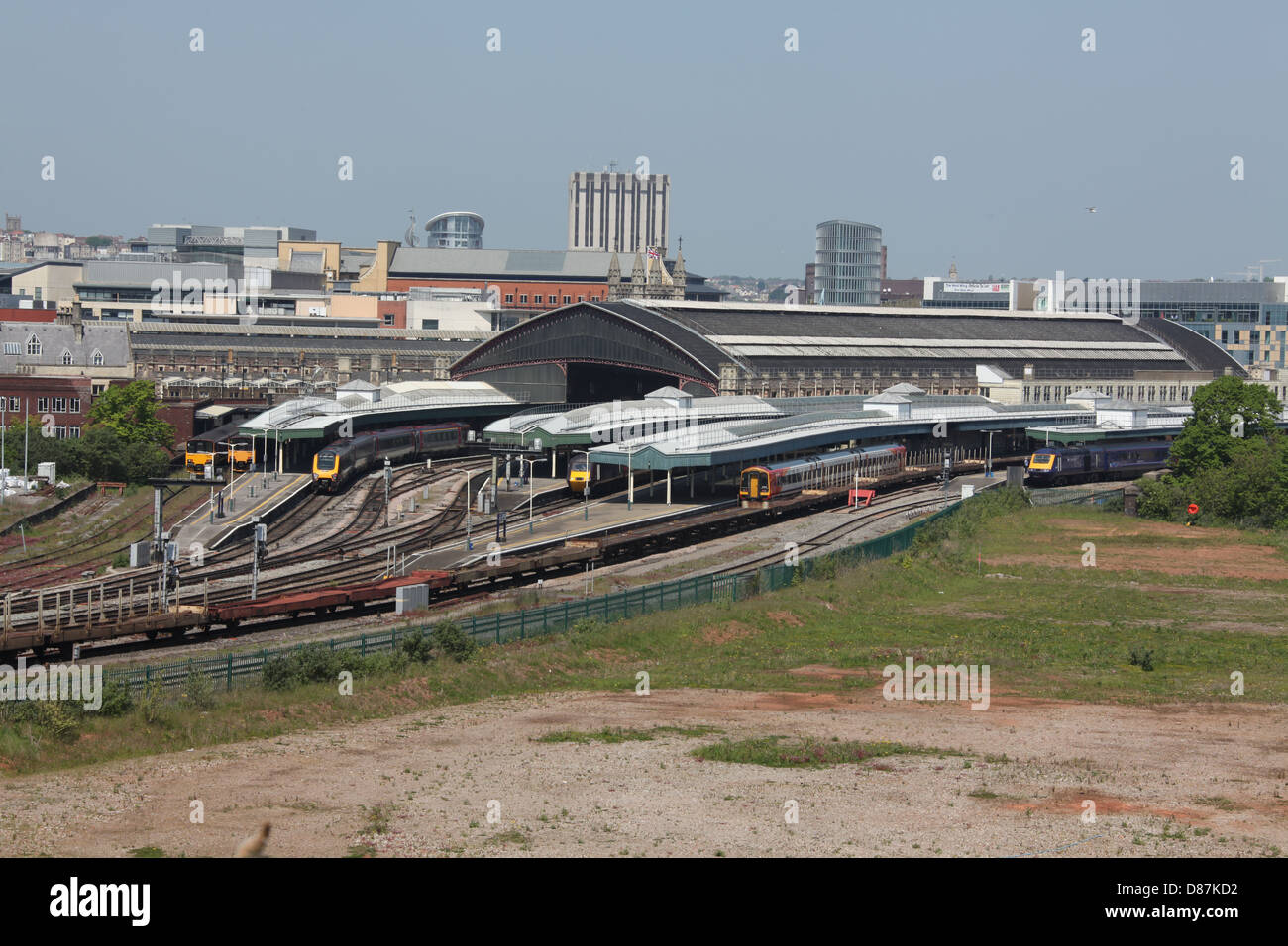 Ein lange Strecke Blick auf Bristol Temple Meads Bahnhof zeigt das Westende des Bahnhofs wird die Plattform wird beendet. Stockfoto