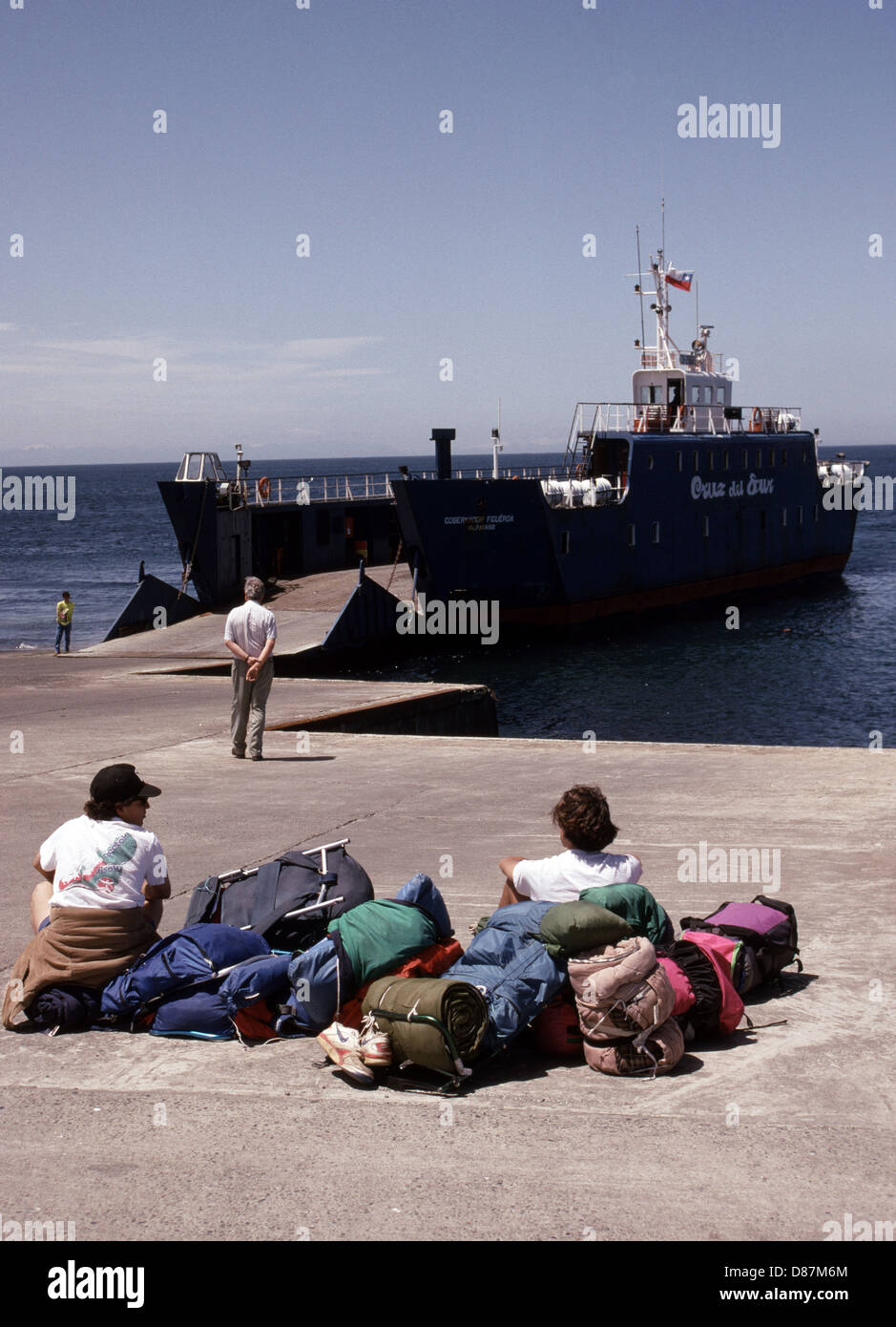Backpacker warten auf die Fähre zur Insel Chiloé, Pargua, Chile Stockfoto
