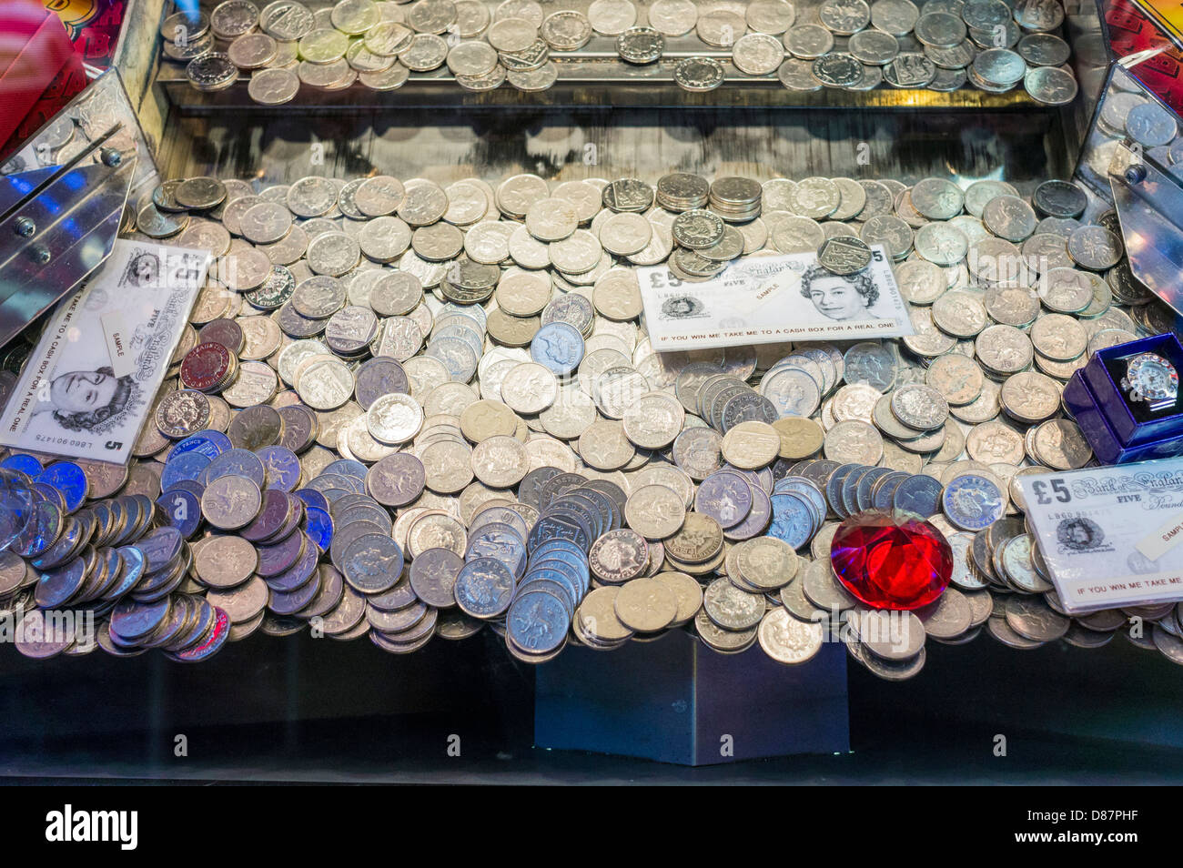 10p Stücke im Inneren ein Amusement Arcade-Spiel, UK Stockfoto