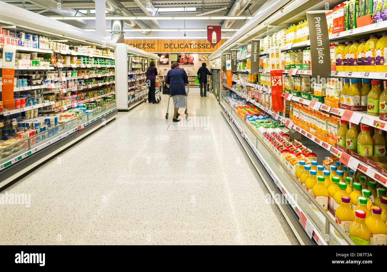 Supermarkt Gang, UK - in Sainsburys Supermarkt gekühlte Lebensmittel und frische Säfte Gang Stockfoto