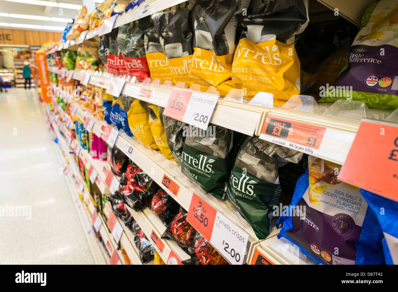 Chips-Gang in einem Sainsburys Supermarkt, UK Stockfoto