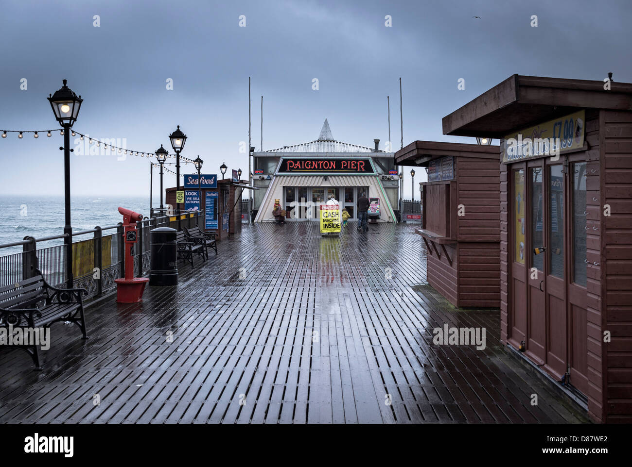 Paignton Pier in einem Sturm in Regen, Devon, England, Großbritannien Stockfoto