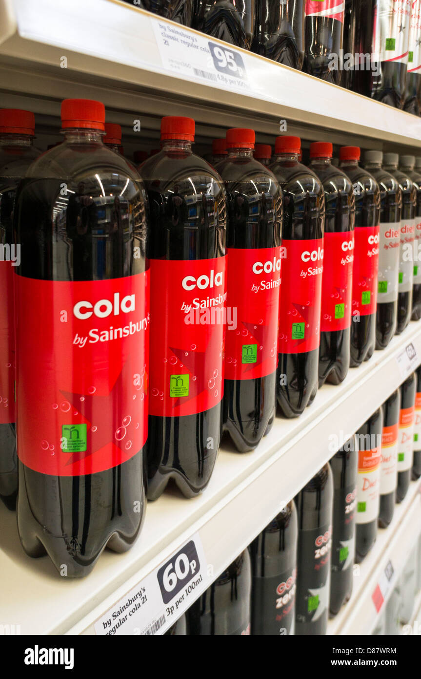 Sainsburys Eigenmarken-Cola auf einem Supermarktregal Stockfoto