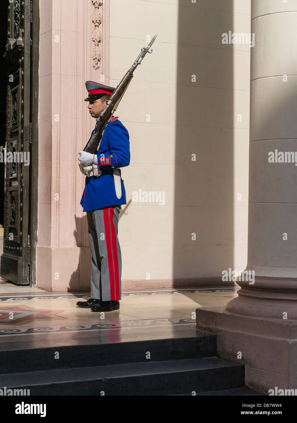 Eine militärische Wache steht stramm mit seinem Gewehr auf der Schulter im nationalen Pantheon der Helden, Asunción, Paraguay. Stockfoto