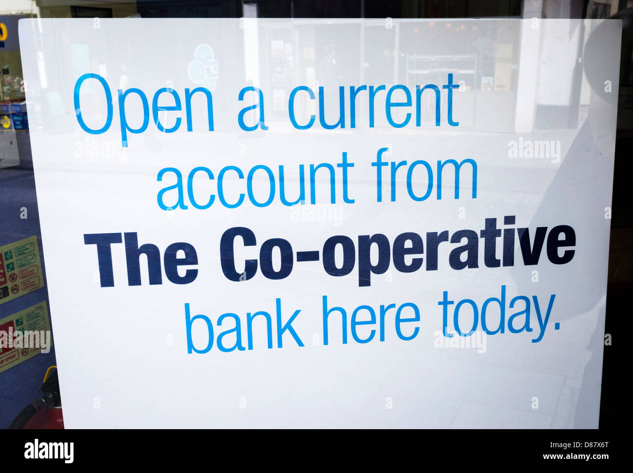 Co-op-Banking Plakat in einem Fenster "Bank" Stockfoto