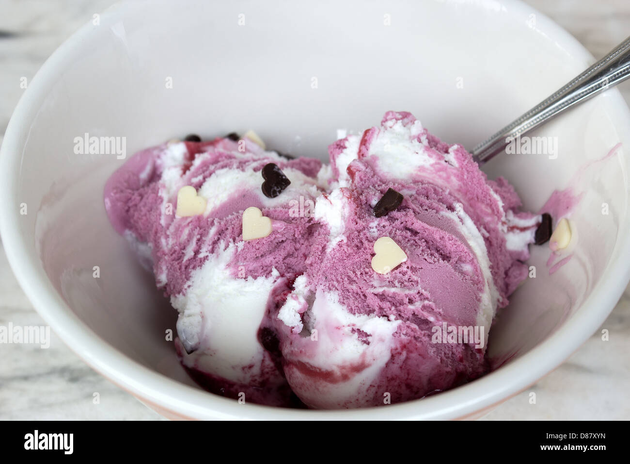 Heidelbeer-Eis mit Marmelade mit Schokolade in Herzform verziert Stockfoto