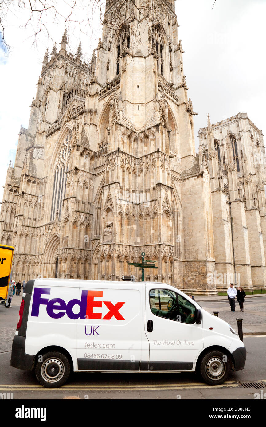 Ein FedEx-van vor York Minster Kathedrale, York Yorkshire UK Stockfoto