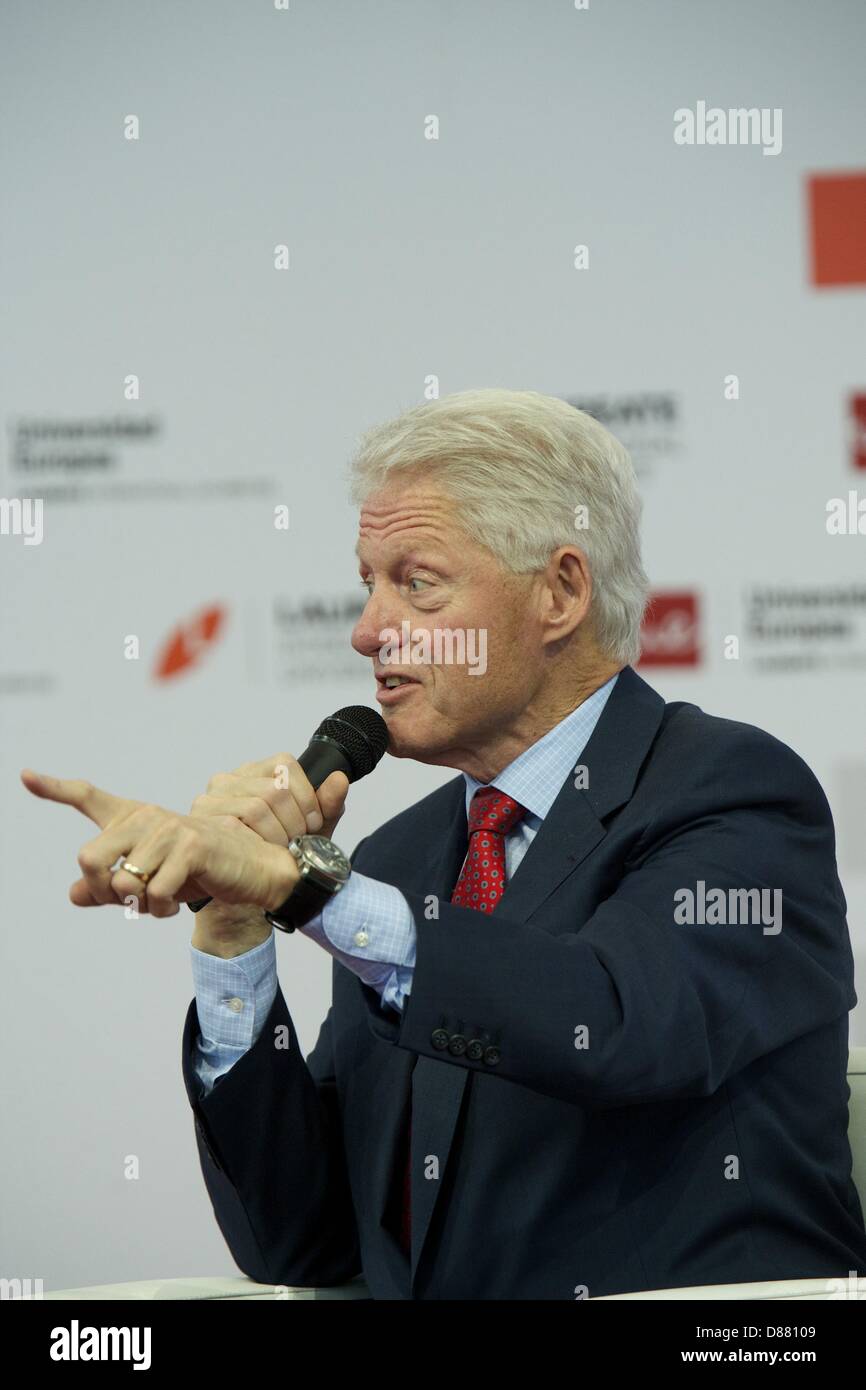 Madrid, Spanien. 21. Mai 2013. Prinz Felipe von Spanien und USA ehemaligen Präsidenten Bill Clinton während der Laureate International Universities Gipfel "Der Nobelpreisträger-Gipfel auf Jugend und Beschäftigung in Europa" an der European University in Villaviciosa de Odon, in der Nähe von Madrid, 21. Mai 2013. (Bild Kredit: Kredit: Jack Abuin/ZUMAPRESS.com/Alamy Live-Nachrichten) Stockfoto