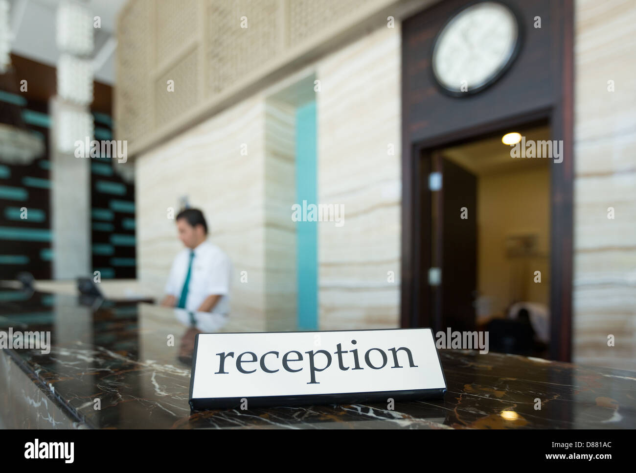 Rezeption mit einem Tisch und an der Rezeption auf einem Hintergrund Stockfoto