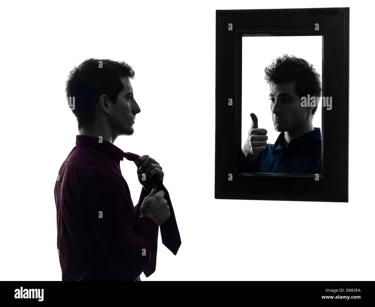 Mann vor seinem Spiegel Mann vor seinem Spiegel im Schatten weißen Hintergrund Stockfoto