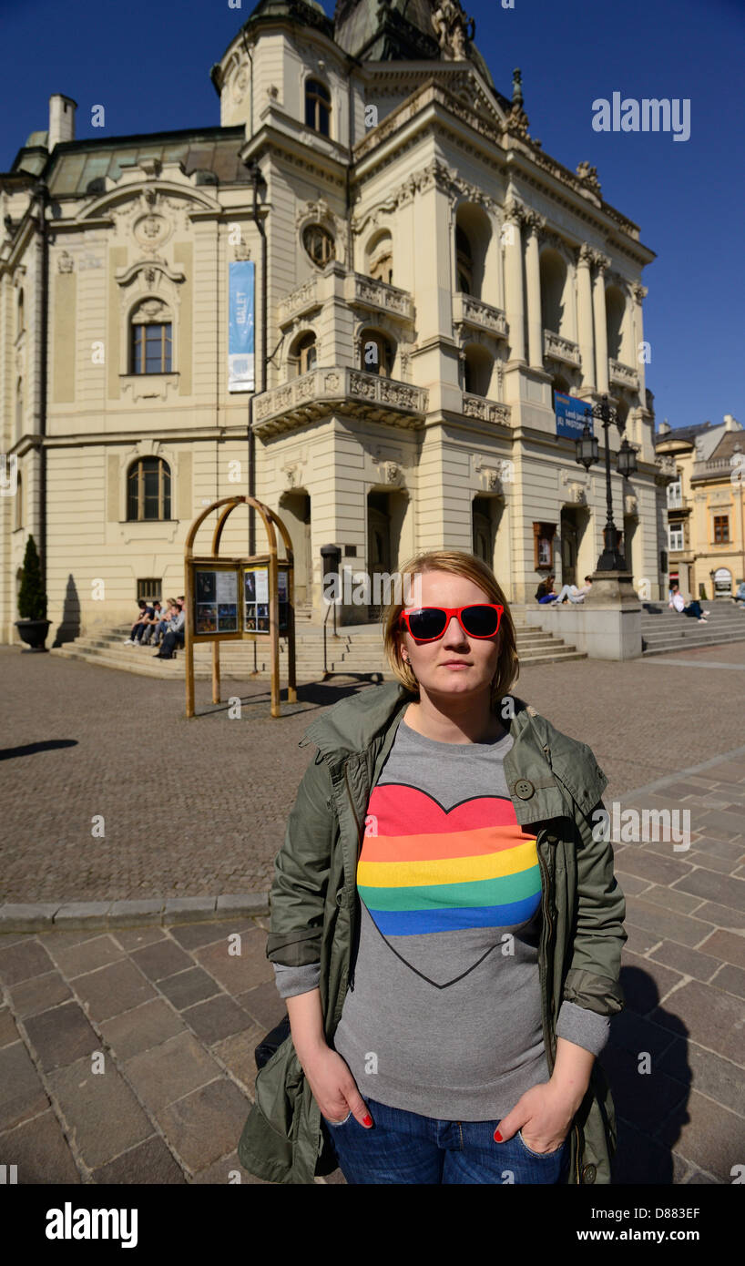 Junge Frau vor dem Slowakischen Nationaltheater in Kosice, Slowakei Stockfoto