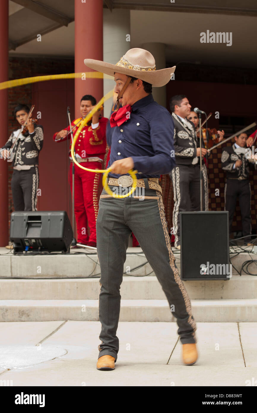 Mexikanische Mariachi Cocula Gaucho mit Lasso in Centennial Square in Afrika Fest-Victoria, British Columbia, Kanada. Stockfoto