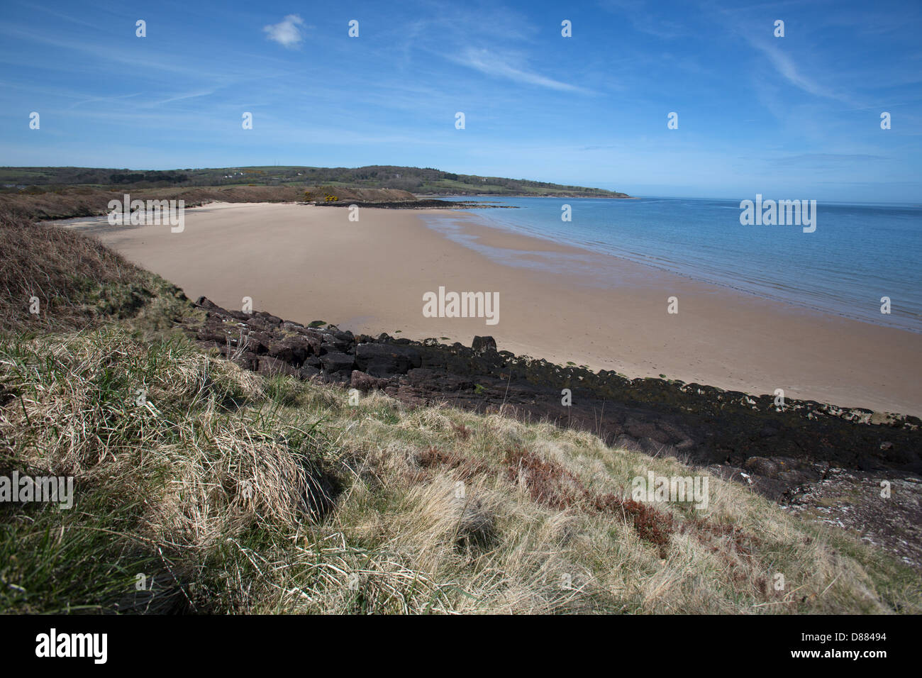 Wales Küstenweg in Nord-Wales. Malerische Aussicht auf Traeth tr Ora mit Dulas Bucht im Hintergrund. Stockfoto