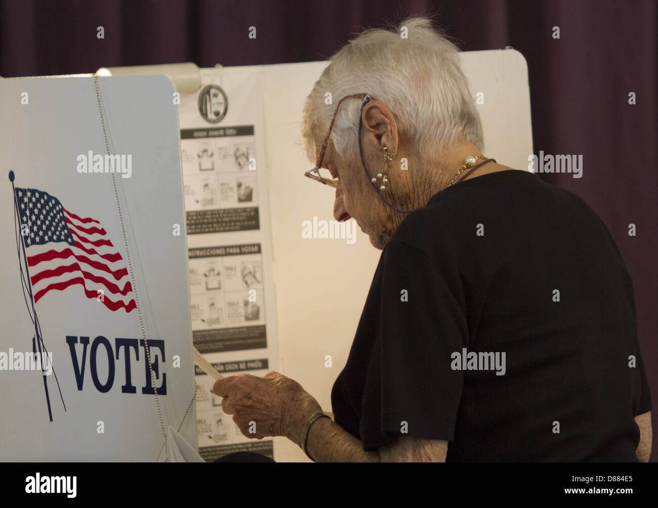 Los Angeles, Kalifornien, USA. 21. Mai 2013. Eine Frau ist ihr Stimmzettel bei einer Wahl, die voraussichtlich sehr niedrige Wahlbeteiligung für das Rennen zwischen Los Angeles City Controller Wendy Greuel und Stadtrat Eric Garcetti für Los Angeles Bürgermeister am 21. Mai 2013 in Los Angeles, Kalifornien. (Bild Kredit: Kredit: Ringo Chiu/ZUMAPRESS.com/Alamy Live-Nachrichten) Stockfoto