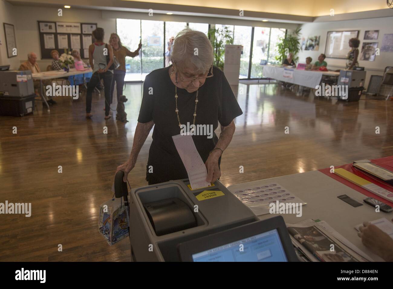 Los Angeles, Kalifornien, USA. 21. Mai 2013. Eine Frau wirft ihre Stimmzettel bei einer Wahl, die voraussichtlich sehr niedrige Wahlbeteiligung für das Rennen zwischen Los Angeles City Controller Wendy Greuel und Stadtrat Eric Garcetti für Los Angeles Bürgermeister am 21. Mai 2013 in Los Angeles, Kalifornien. (Bild Kredit: Kredit: Ringo Chiu/ZUMAPRESS.com/Alamy Live-Nachrichten) Stockfoto