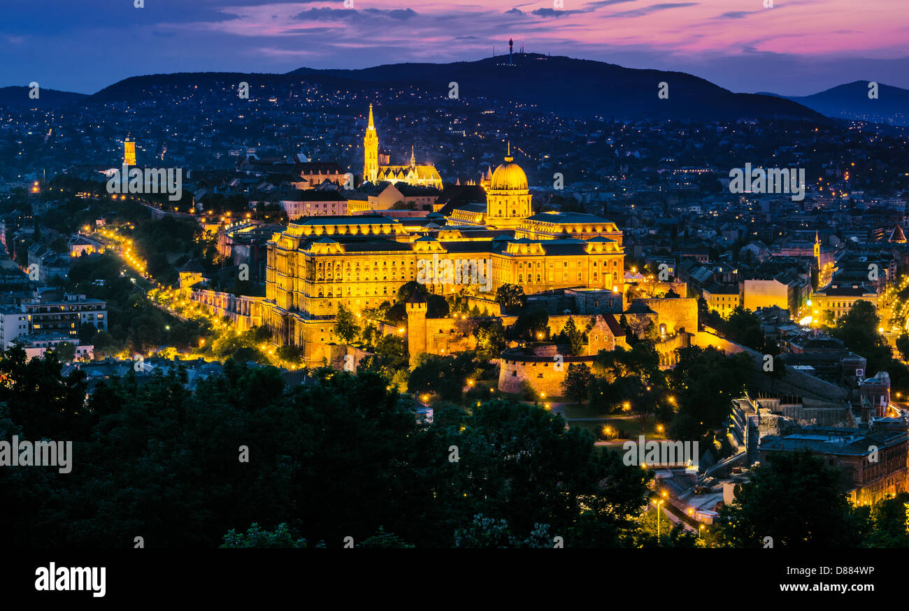 Budaer Burg von Budapest in der Nacht sah vom Gellertberg. Stockfoto
