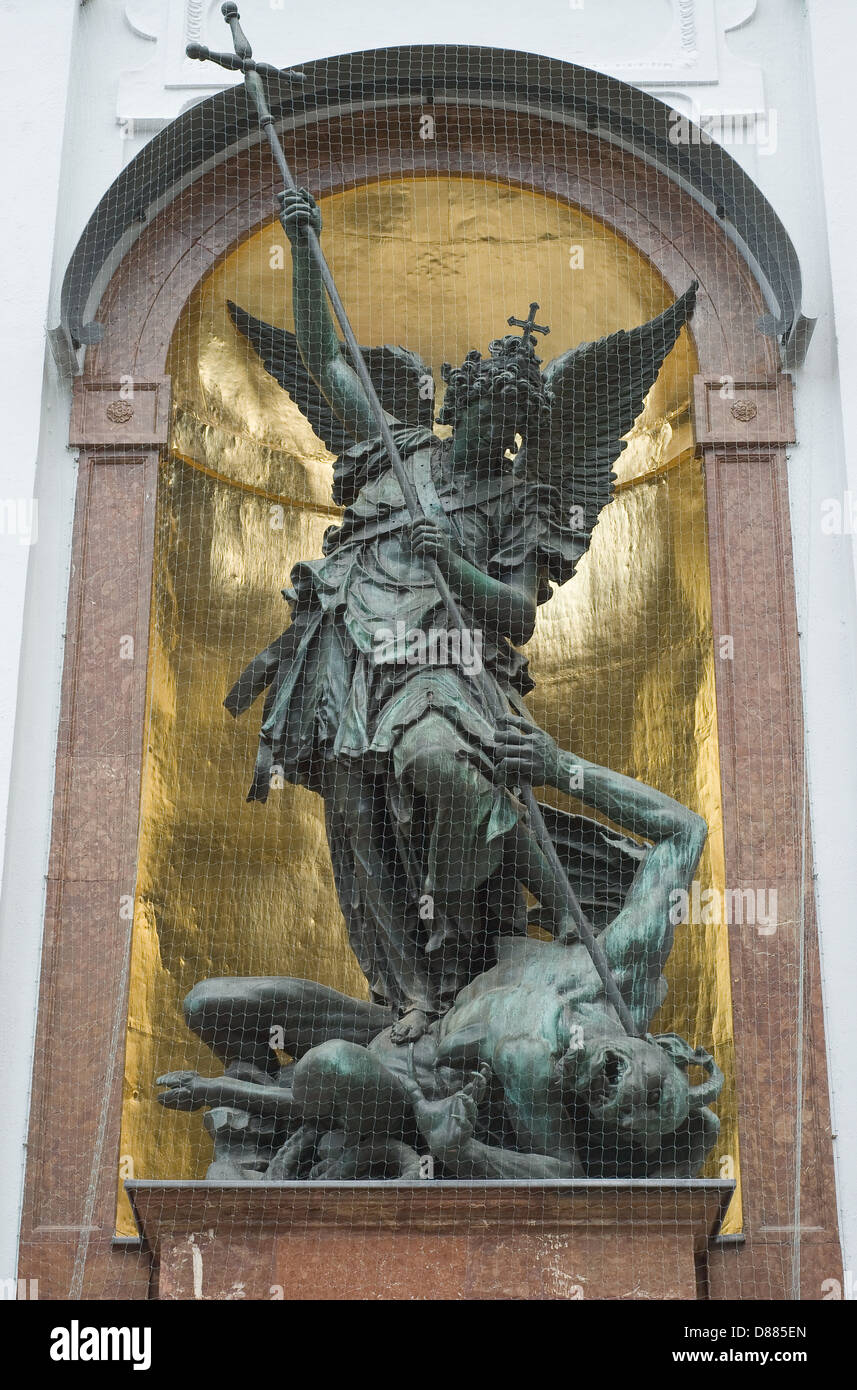 Saint Michael besiegt Satan auf Saint Michael Church in München Stockfoto
