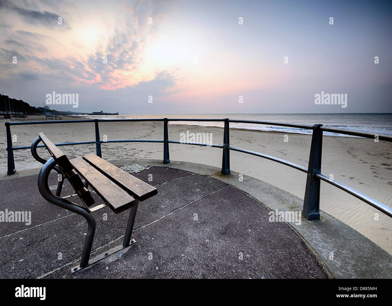 Einer Bank bei Tagesanbruch am Strand von Bournemouth Stockfoto