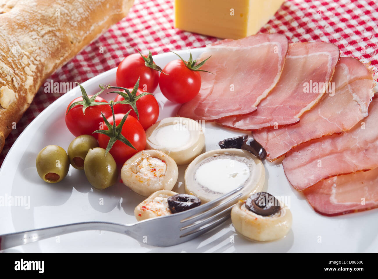 Kalte Vorspeise, Teller mit sortierten Aufschnitt traditionellen in den Mittelmeerländern Stockfoto