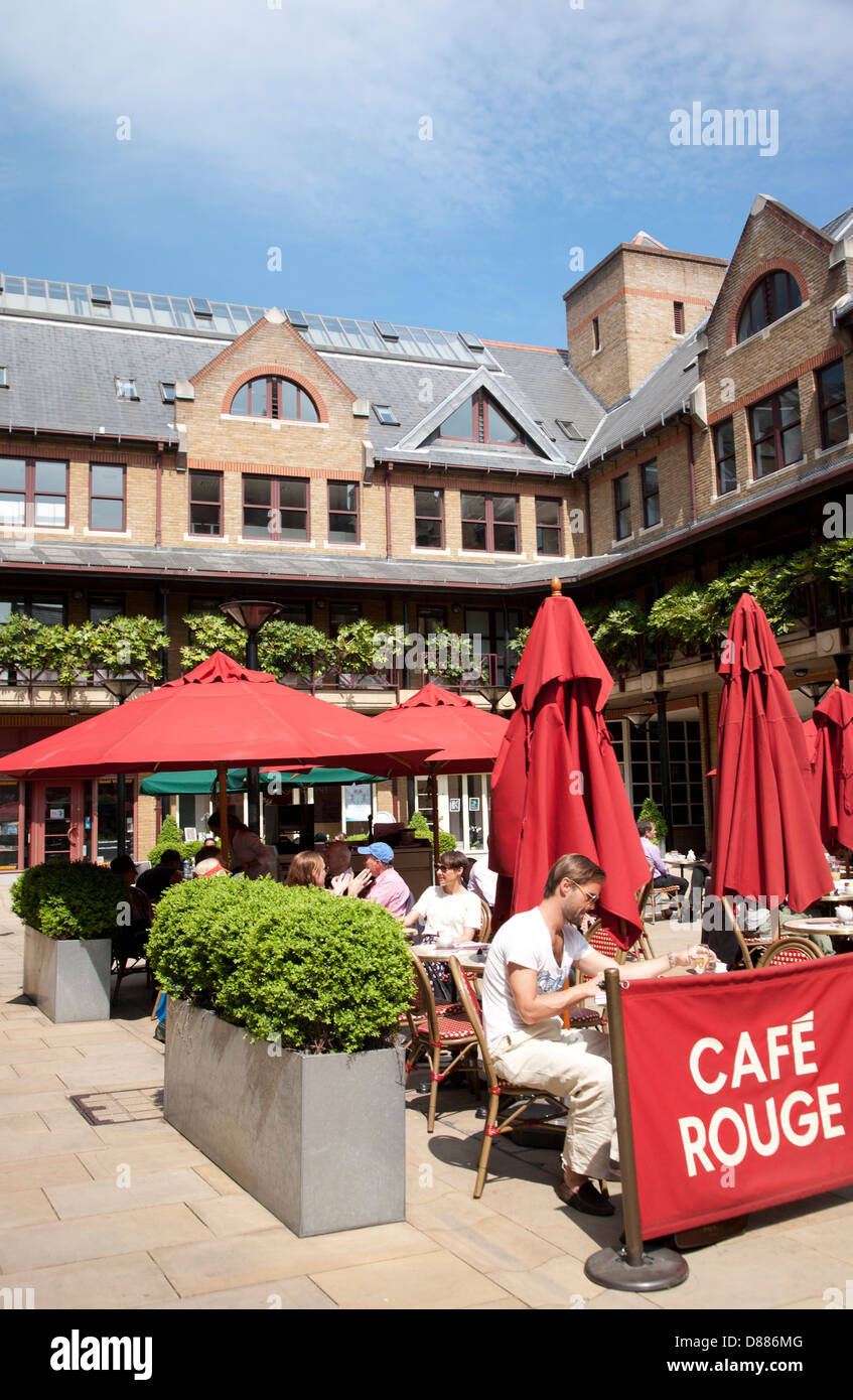 Café im Freien im Lancer Square, Kensington Church Street, London, Vereinigtes Königreich, GB Stockfoto