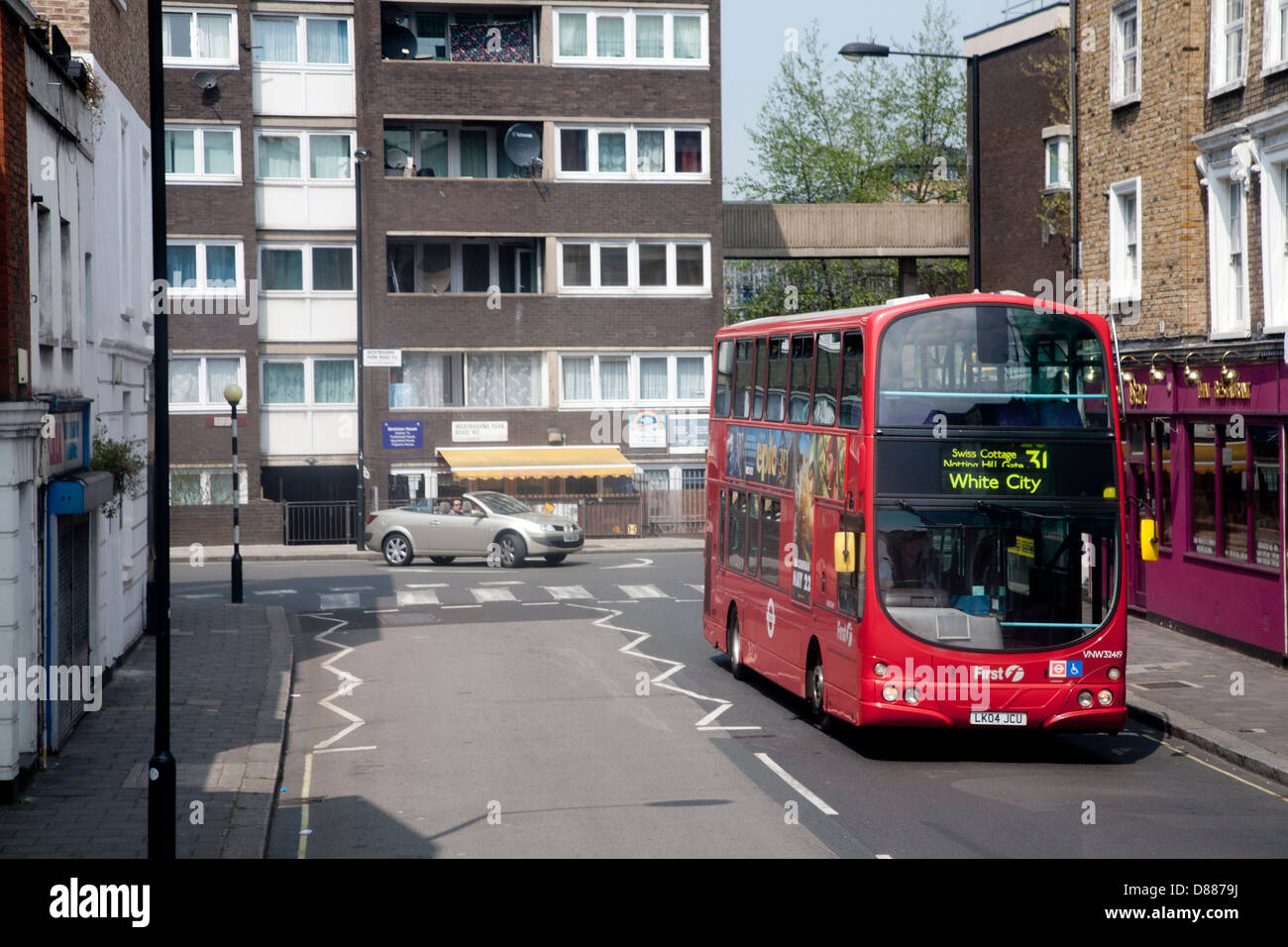 Blick auf eine weiße Stadt-Doppeldecker-Bus, Kilburn, London, England, Vereinigtes Königreich, GB Stockfoto