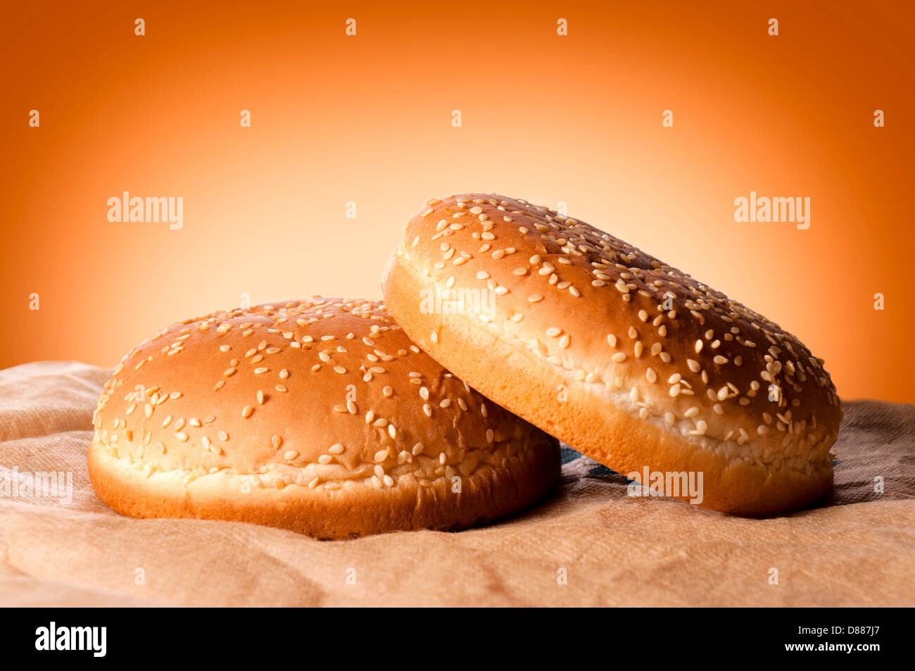 Zwei frische Hamburger-Brötchen Stockfotografie - Alamy