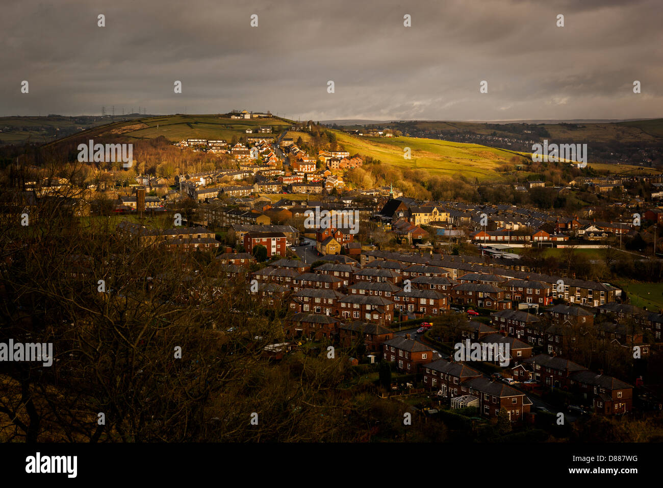 Schöner Blick auf eine Stadt auf einem großen Hügel. Stockfoto