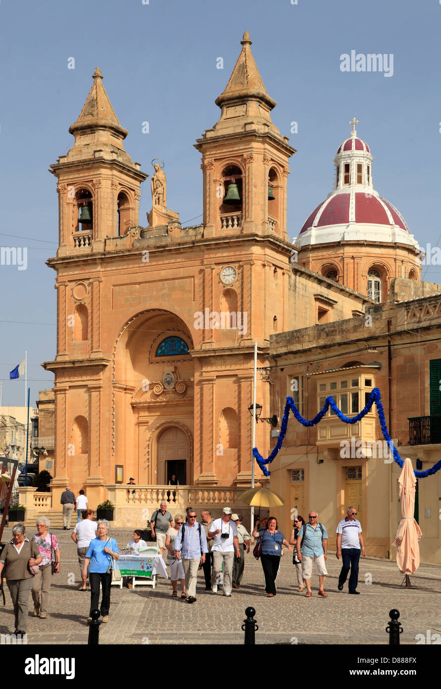 Malta, Marsaxlokk, Kirche, Menschen, Stockfoto