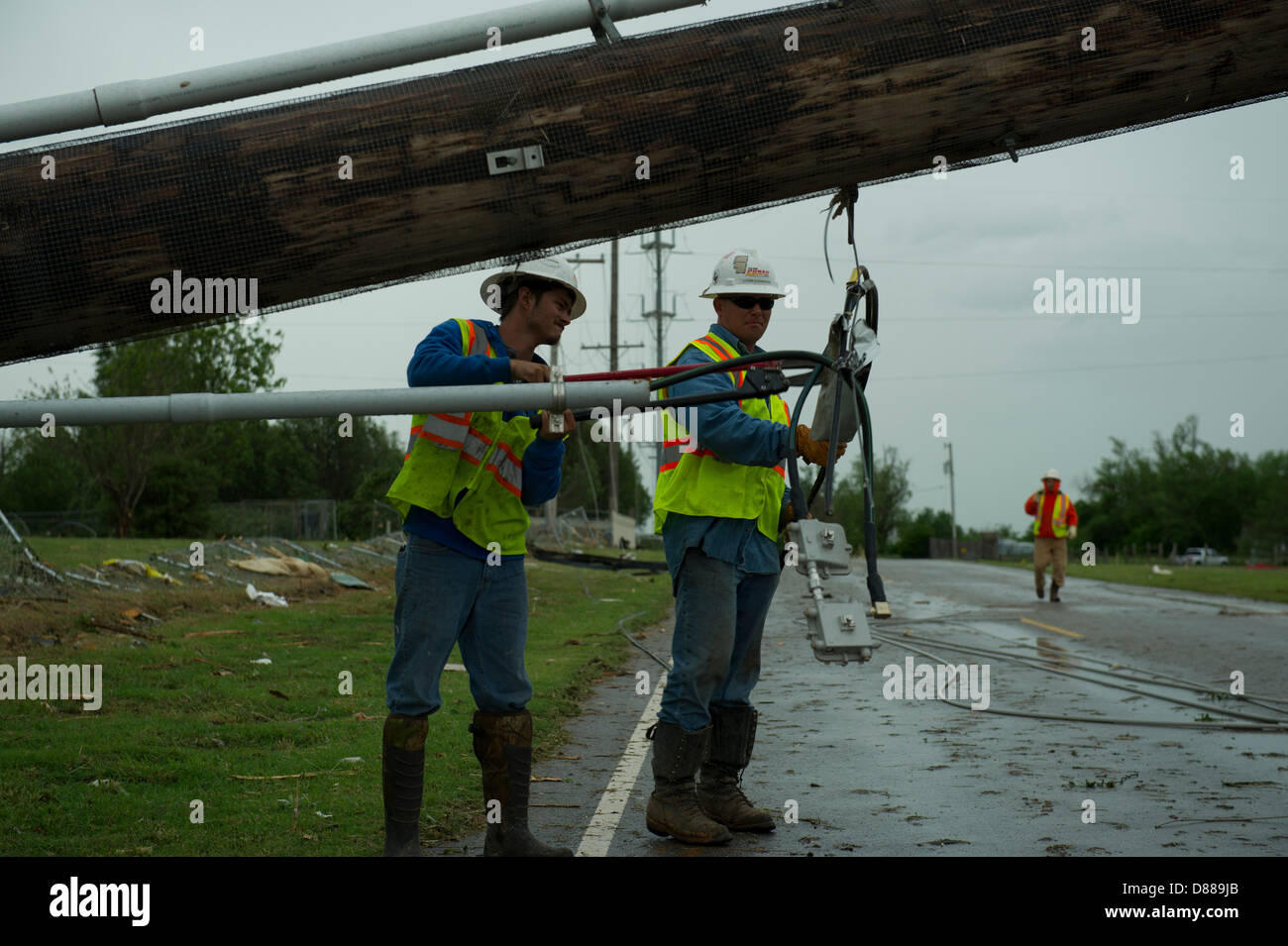 Oklahoma, USA. 21. Mai 2013. elektrische Lineman arbeiten, um beschädigte Strommasten entlang der Penn Avenue zu entfernen. James Pratt / Alamy Live News Stockfoto