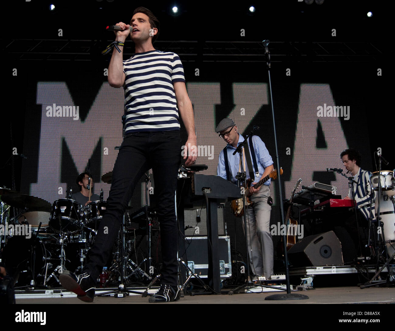 MIKA LIVE PERFORMANCE AUF DER BÜHNE BEIM LOVEBOX FESTIVAL, HACKNEY, LONDON, 2012 Stockfoto