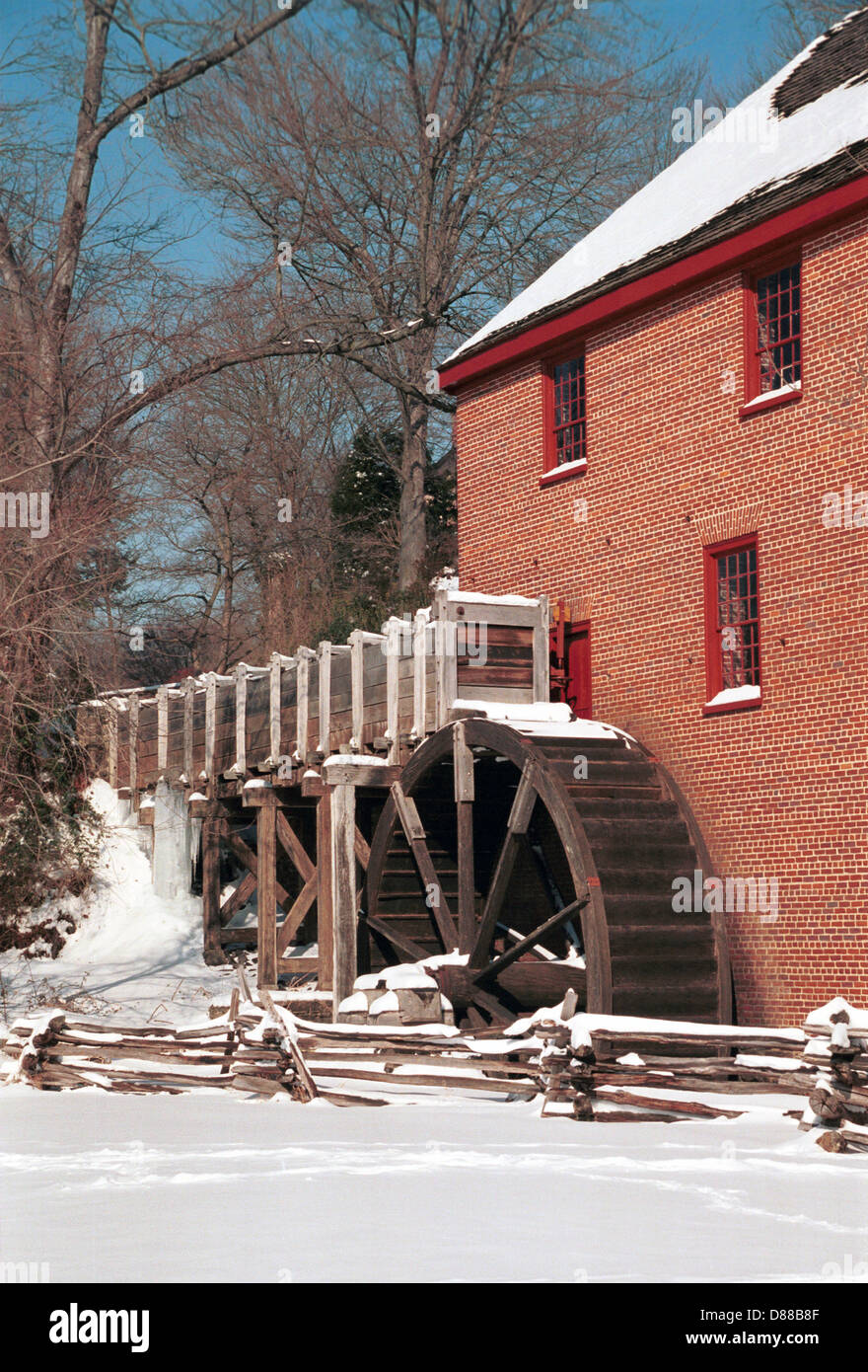 Colvin Run Mühle Giebel überdacht Backstein gebaut 1802 Fairfax, Virginia, Grist Mill Winterschnee Virginia, Mühle für Landwirte, Stockfoto