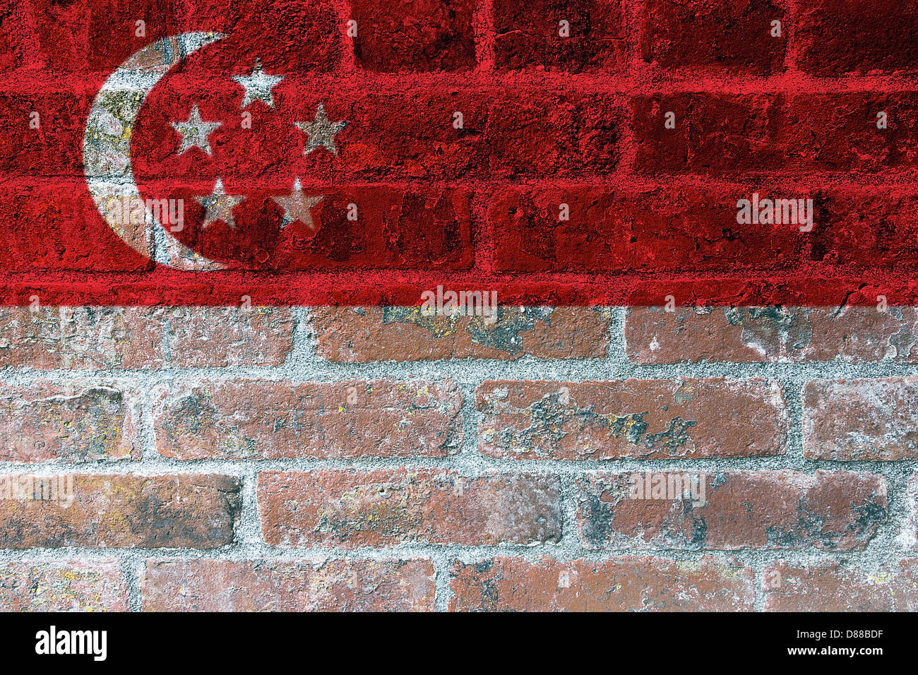 Singapur-Flagge auf strukturierte Grunge Brick Wall Hintergrund Stockfoto