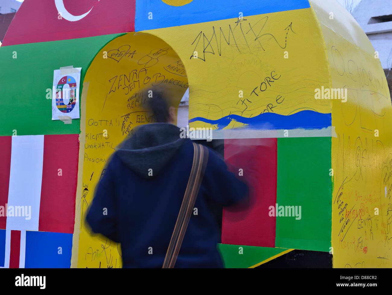 Malerei der internationalen Flaggen auf Neugeborenen-Skulptur von F Ismajli in Vorbereitung zum Unabhängigkeitstag, Pristina, Kosovo, 16. Februar 2013 Stockfoto