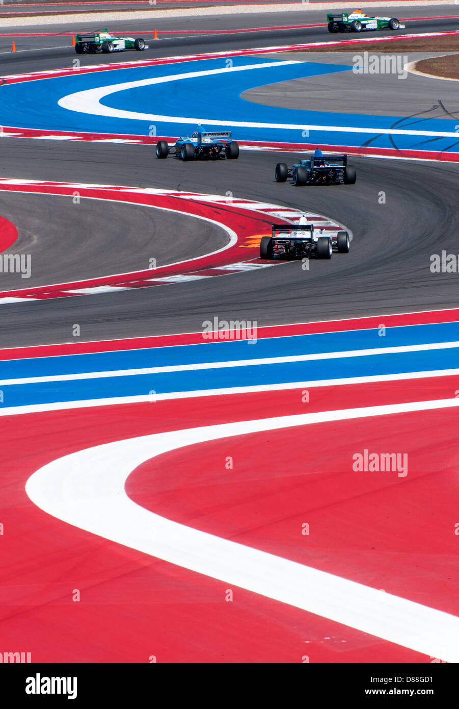 Mehrere Pro Mazda Series Rennwagen verhandeln die s-Kurven am Circuit of the Americas, Austin, Texas. Stockfoto