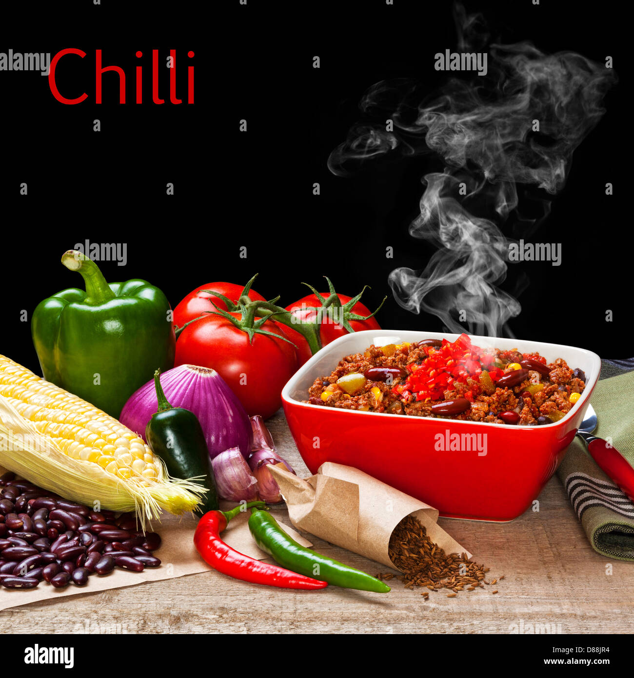 Chili und Zutaten mit steigender Dampf - eine Schüssel mit Chili mit seinen Bestandteilen und sichtbaren Dampf steigt. Von vorne nach hinten Fokus. Stockfoto