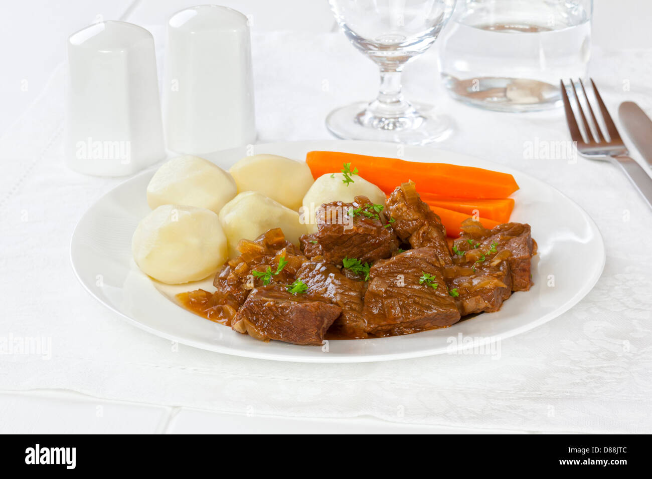 Rindfleisch-Eintopf - ein Teller mit einfachen Rindfleisch-Eintopf mit gekochten Kartoffeln und Karotten. Stockfoto