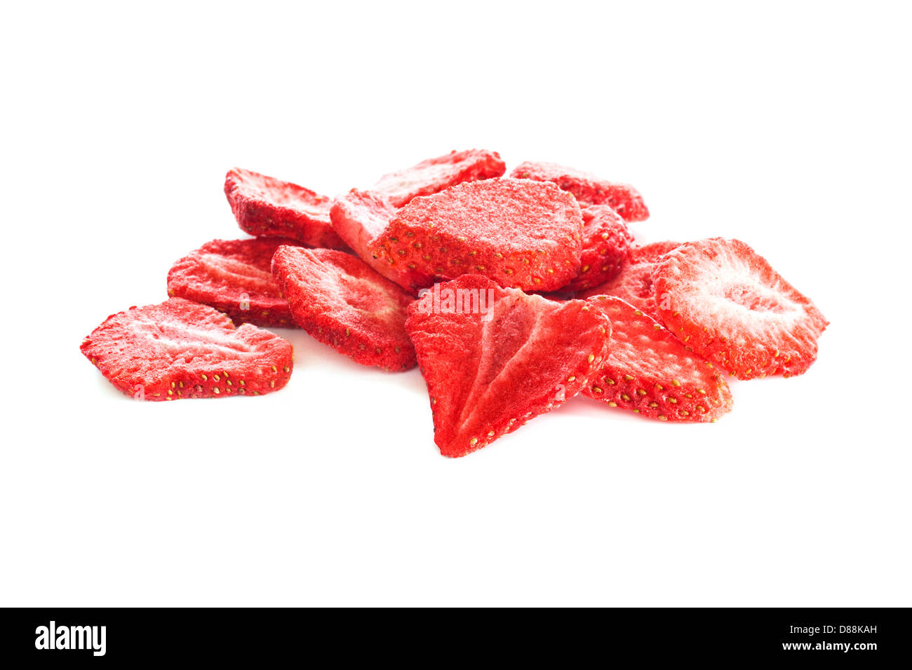 Getrocknete Erdbeeren Einfrieren Scheiben - isoliert auf weiss mit weichen natürlichen Schatten. Stockfoto