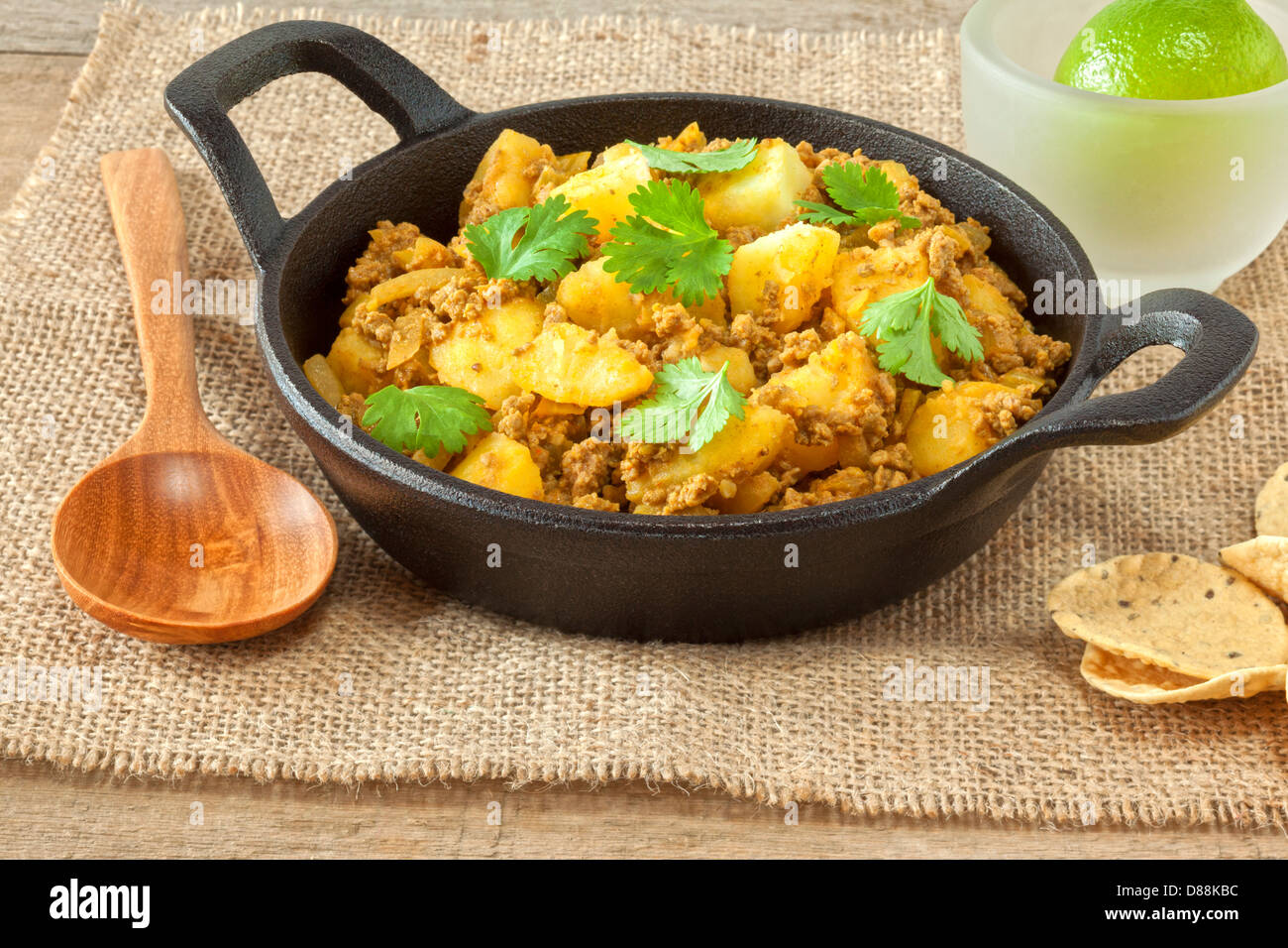 Rindfleisch und Kartoffel Curry - eine gesunde kalorienarme Mahlzeit mageres Hackfleisch oder gemahlen Rindfleisch in Curry mit Kartoffeln und Koriander... Stockfoto