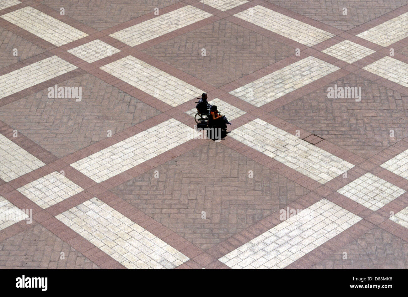 Menschen mit Behinderungen im Rollstuhl überqueren den platz der Jerusalemer Gemeinde in West-Jerusalem Israel Stockfoto