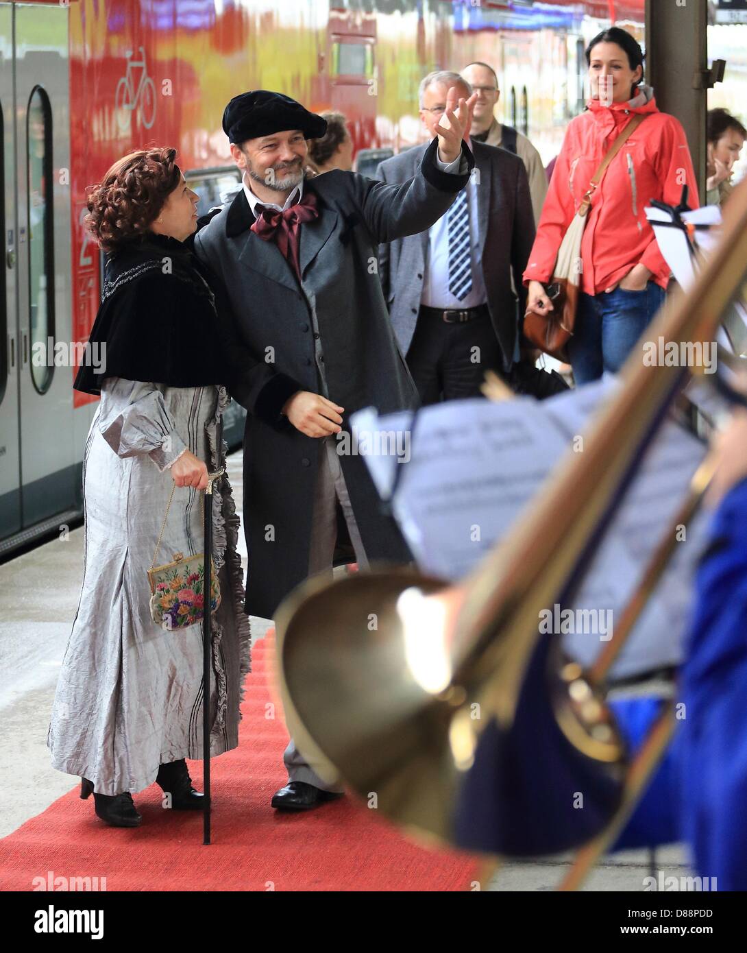 Actors Axel Strothmann (R), Ankunft wie Richard Wagner und Sigrid Hoelzke-Wittig, als seine Frau Minna Planer, am Hauptbahnhof in Magdeburg, Deutschland, 22. Mai 2013. Wagner (1813-1883) arbeitete als musikalischer Leiter und Kapellmeister in Magdeburg von 1834 bis 1836. Zu seinem 200. Geburtstag, deutscher Komponist, Dramatiker, Dichter, Schriftsteller wird Theaterregisseur und Dirigent geehrt heute mit zahlreichen Veranstaltungen Throuout Deutschland. Foto: JENS WOLF Stockfoto